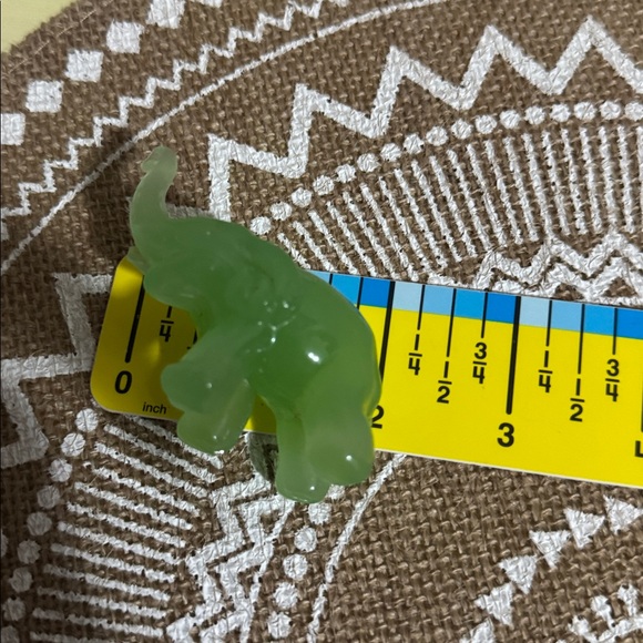 Green Glass Elephant Figurine - Picture 8 of 8